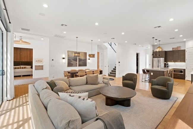 Building Photo - 4533 E Devonshire Ave