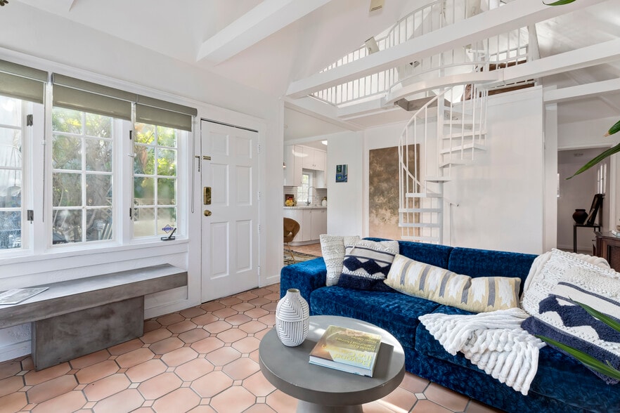 Building Photo - 2427 N Gower St