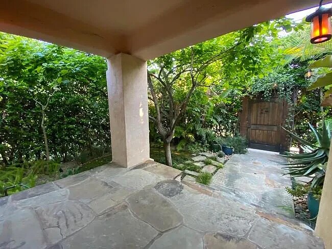 Front Door Landing - 6551 Fountain Ave