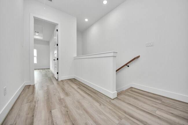 Building Photo - 2408 Lorraine St