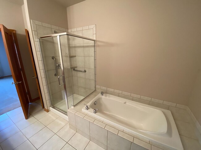 Building Photo - Stunning 2 bed 2 bath condo with double ga...