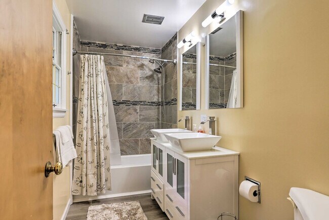 Building Photo - 1960 Pinelawn Dr