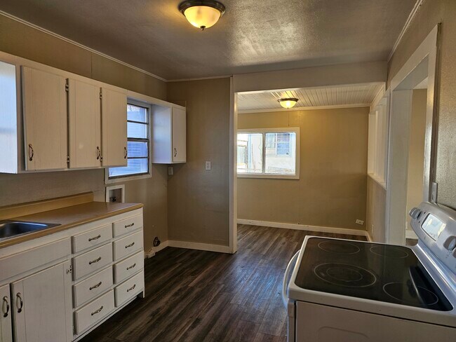 Building Photo - 204 N Kentucky St