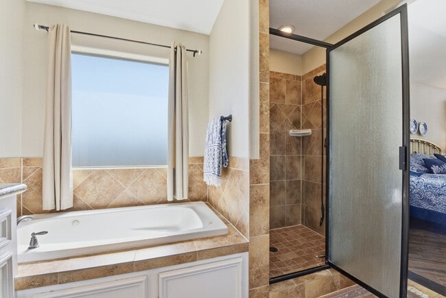 Building Photo - 102 Golfview Ct