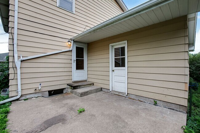 Building Photo - Updated 3 Bedroom Duplex in Battle Creek