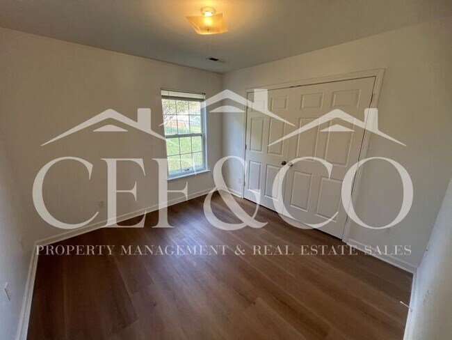 Building Photo - 415 Mt Hood Dr