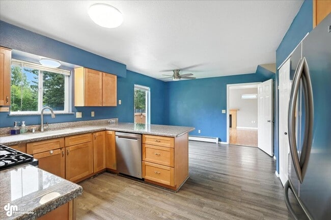Building Photo - Spacious Palmer Home!