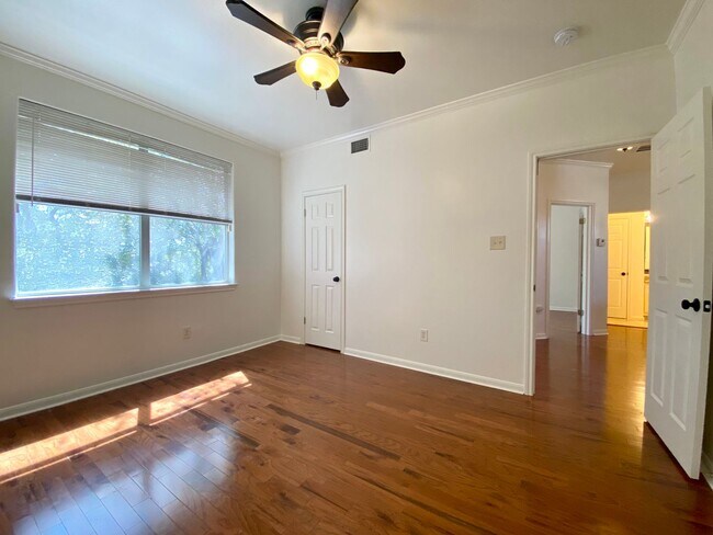 Building Photo - 3 Bedroom Townhouse Condo-North Austin!