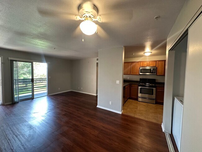 Building Photo - Great location, cute 3 bedroom condo