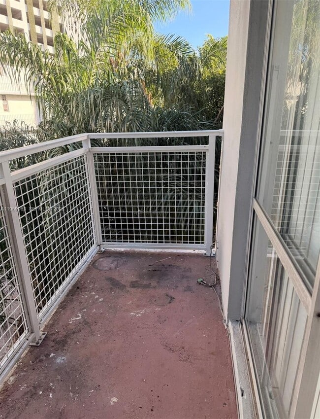 Building Photo - 1610 NW N River Dr