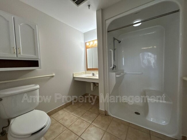 Building Photo - 180 Poppe Dr