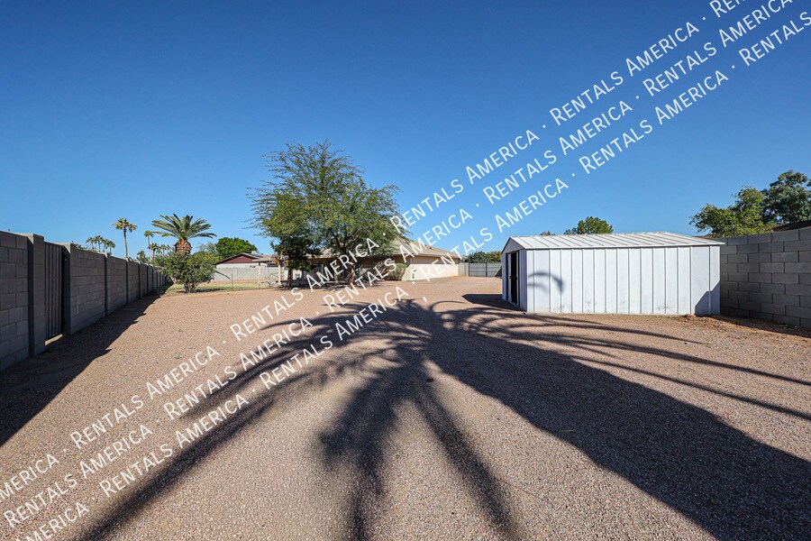 Building Photo - 710 W Alamo Dr