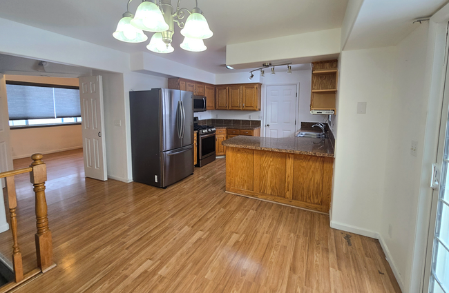 Building Photo - Large, Pet Friendly 5 Bedroom, 3 Bathroom Home for Rent in Ammon!  Fenced Backyard & Garage!  By ...