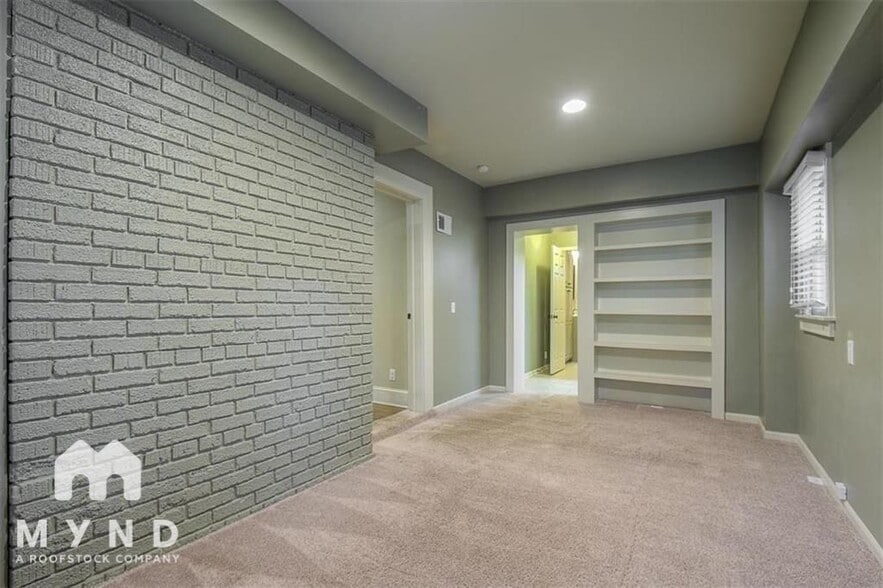 Building Photo - 616 W 63rd St