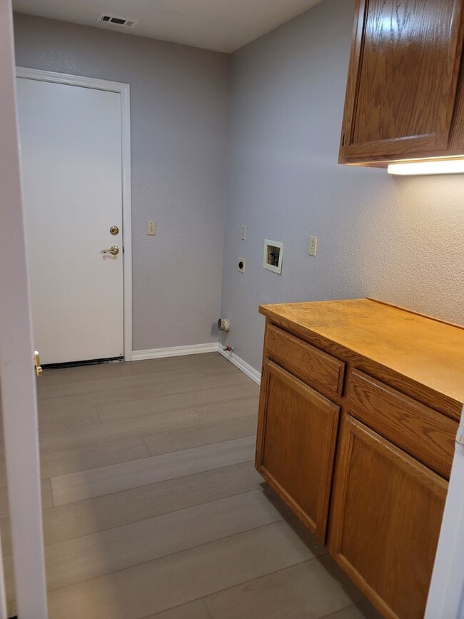 Building Photo - No Deposit