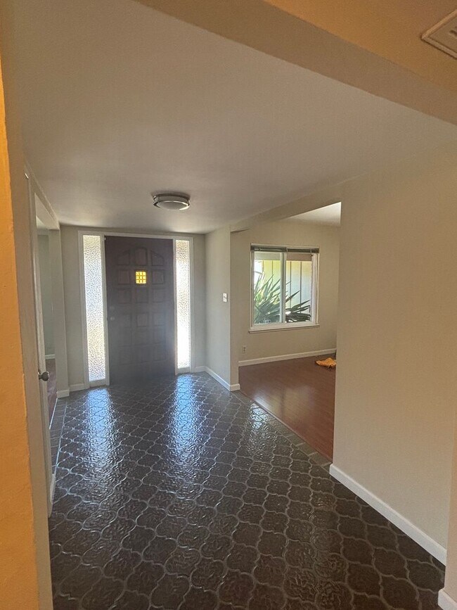 Building Photo - Lovely 3-Bedroom, 2-Bath Home in Desirable...