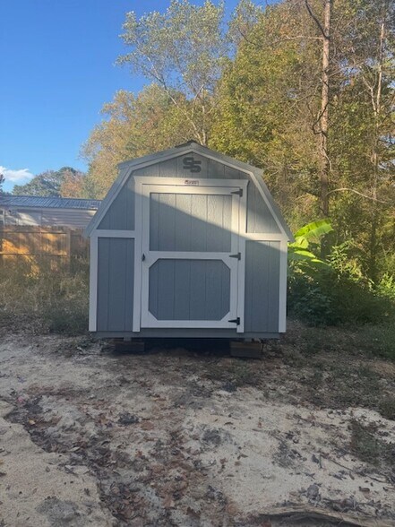 storage shed in yard - 9039 Teal Dr