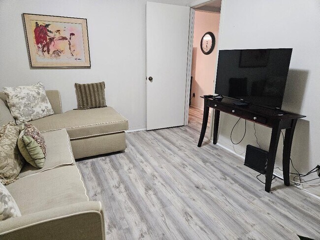 Building Photo - 105 Lake Pine Cir