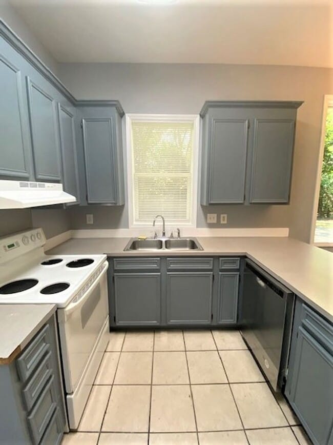 Building Photo - Downtown Cornelius! Minutes from Lake Norman! 2 Bedroom, DUPLEX!