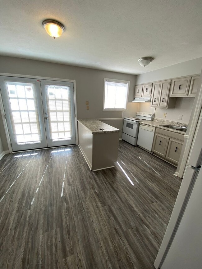 Building Photo - 2Bedroom 1.5Bath - $900 - REDUCED RENT!!