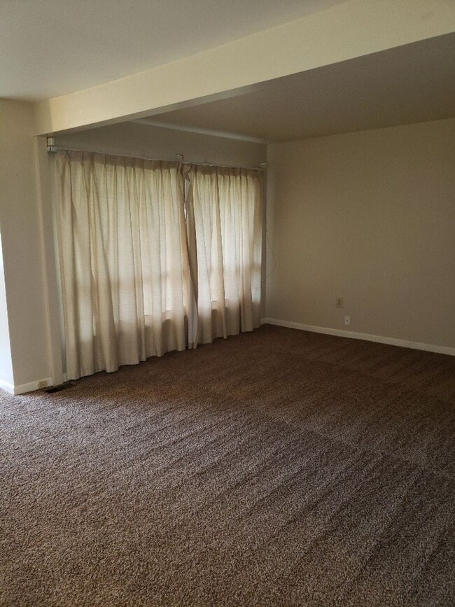 Building Photo - STATUS:RENTED-| R122 | $1795