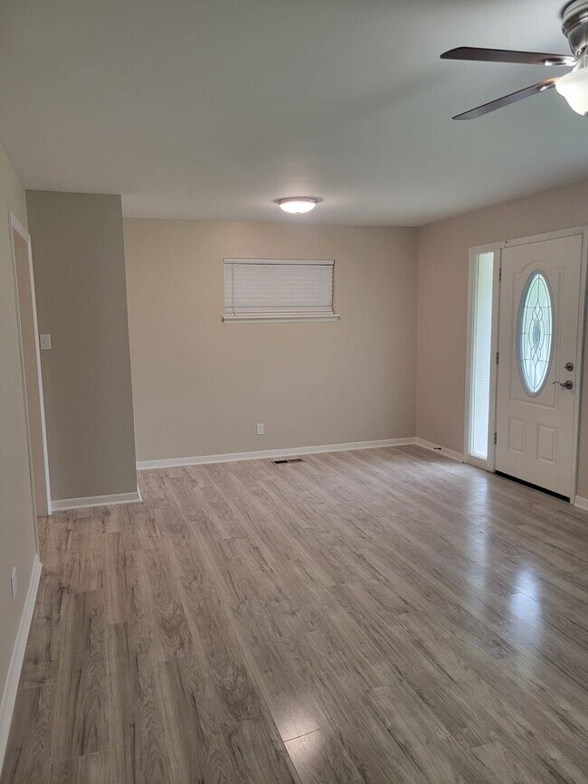 Building Photo - 6615 Blue Bird Dr