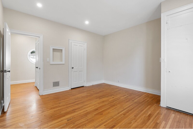 Building Photo - 420 S Beverwil Dr