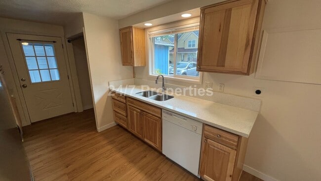 Building Photo - Beautiful 4 BD | 2 BA Corner Lot Home - Mi...