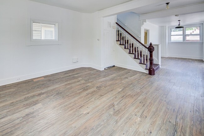 Building Photo - Walking distance to UD campus Available Ju...