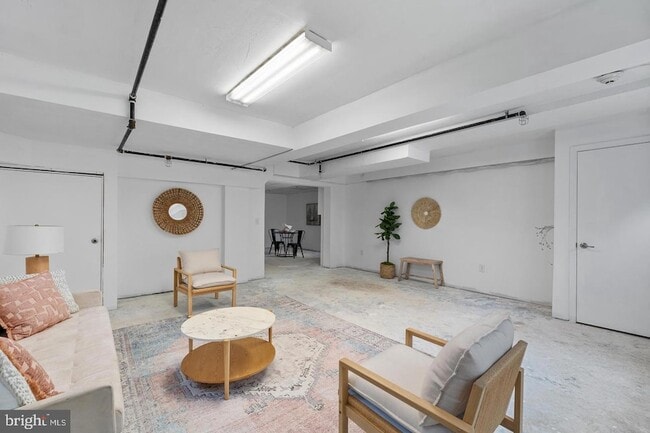 Building Photo - 9201 Rosemont Dr