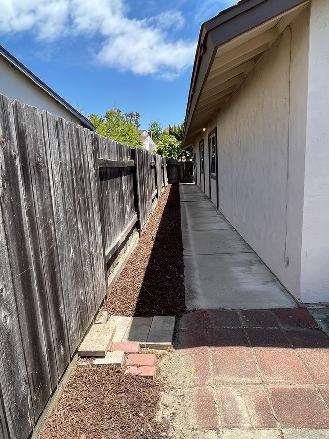 Building Photo - Terrific 3Br +/2Ba Single story house with...
