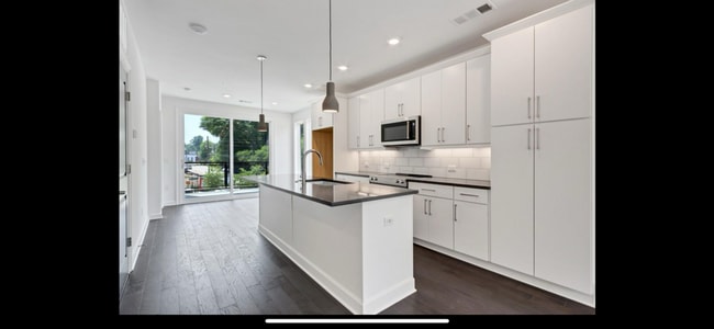 Building Photo - Beautiful Grant Park Condo