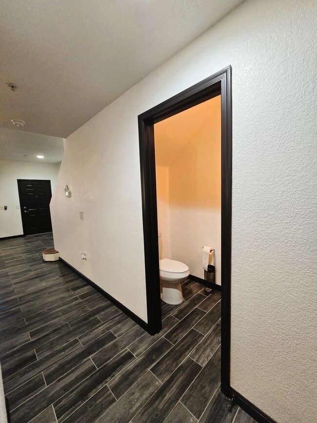 Building Photo - Modern Remodeled Condo with 3 Ensuite Bedr...