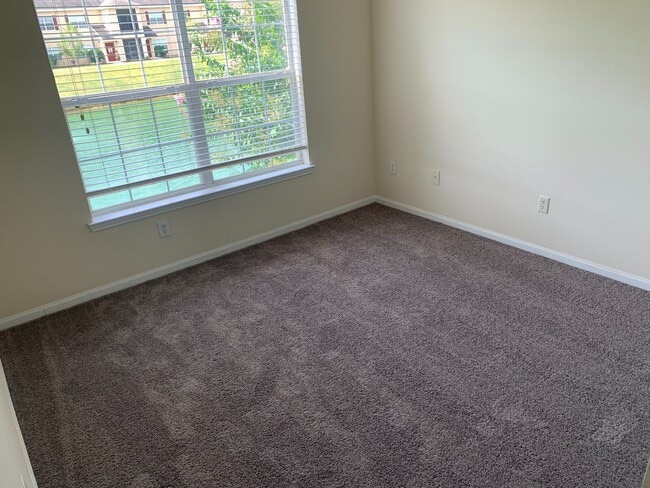 Building Photo - Spacious 2BR/2BA Retreat with Pool, Gym & Tiger Transit Access