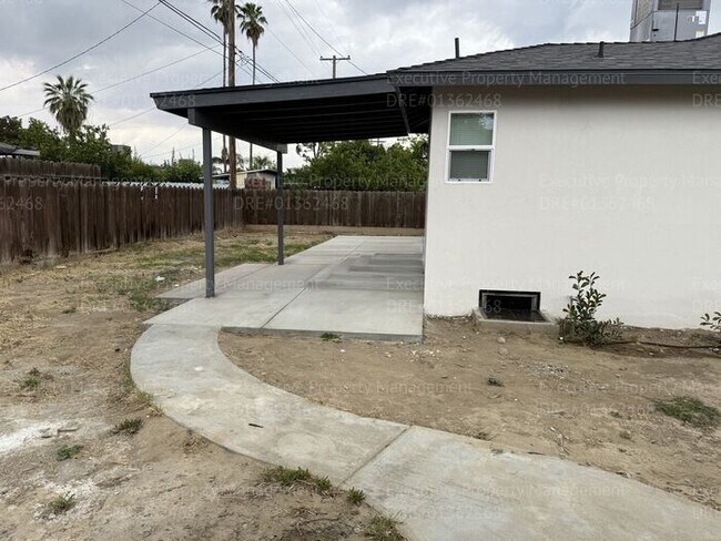 Building Photo - Remodeled 3-bedroom, 2-bath home near Ming Ave/ S. H St