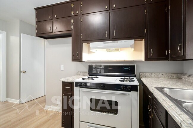 Building Photo - 112 19th Ave NW