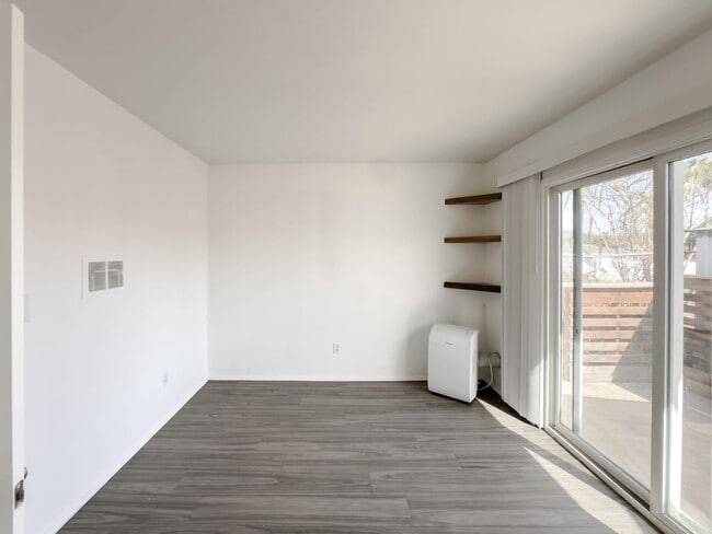 Building Photo - CUTE CONDO IN A DUPLEX W/ LARGE BACKYARD AVAILABLE FOR RENT!