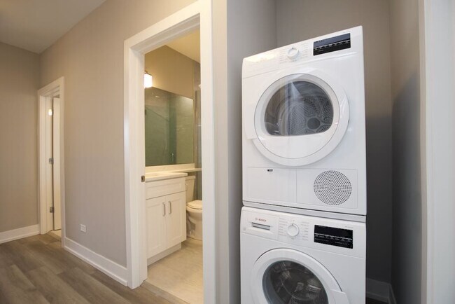 Building Photo - 3948.5 N Janssen Ave