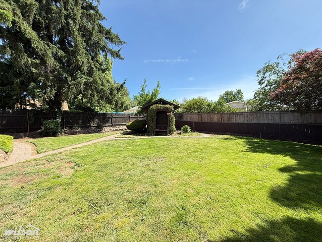 Building Photo - Spacious 4-Bedroom Yakima Home with Hot Tu...