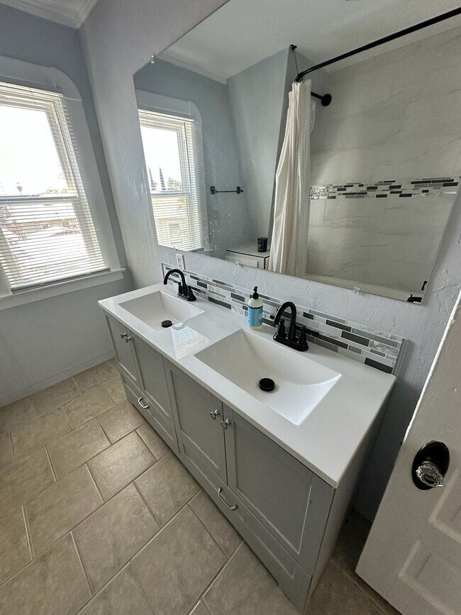 Building Photo - Charming home for rent in Hanford