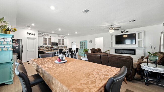 Building Photo - 305 N Kowald Ln
