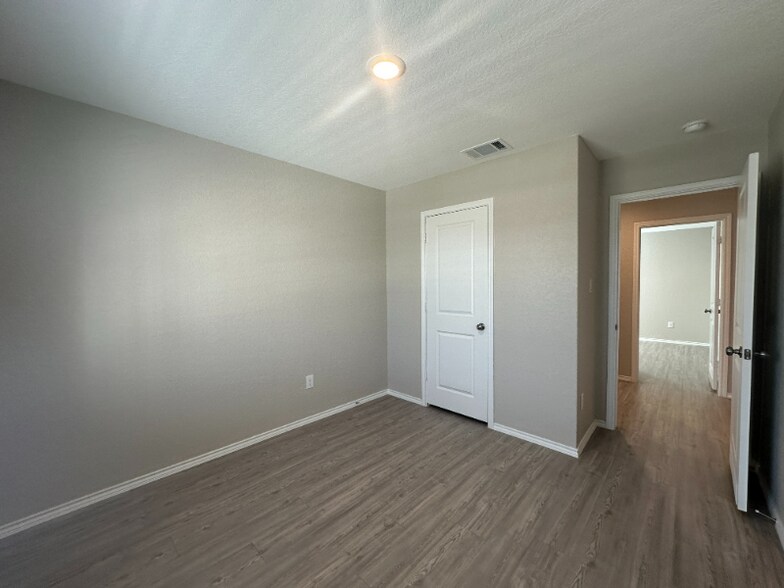 Building Photo - 9951 Flax Ml Dr