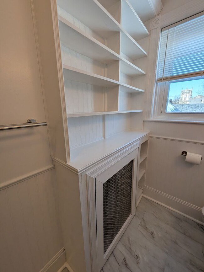 Building Photo - 1105 Queen St