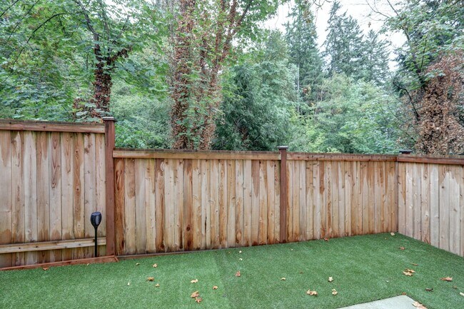 Building Photo - Beautiful and Spacious 4bd/4ba Townhome Av...