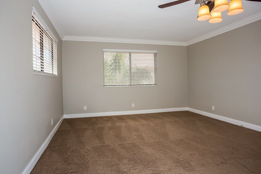 Building Photo - 580 NW 38th Ave