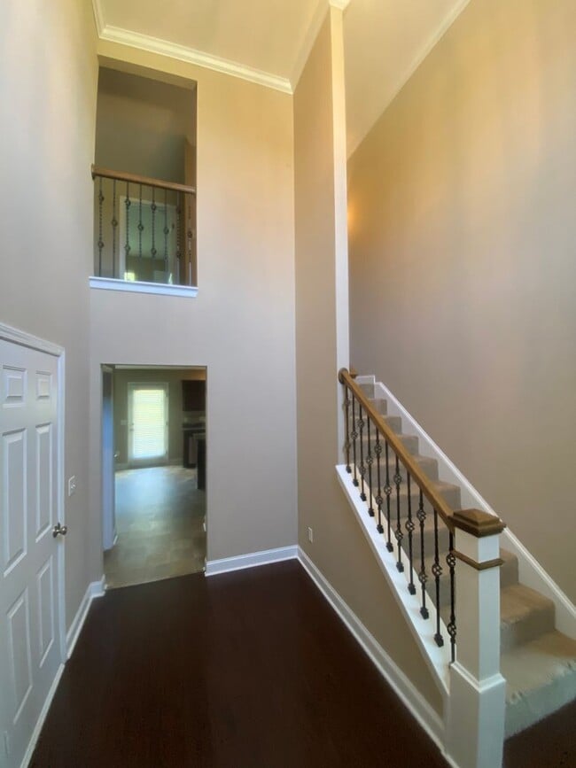 Building Photo - HUGE FENCED YARD, COMMUNITY POOL
