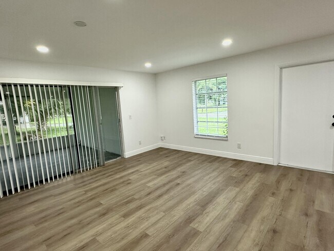 Building Photo - 153 SE Calmoso Dr