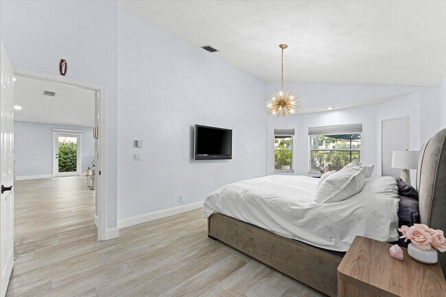 Building Photo - 10112 Aqua Vista Way