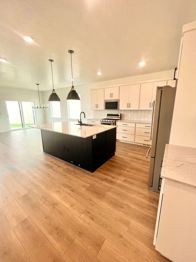 Building Photo - Stunning 5BD/3BA New Construction in Lehi | 3,287 SF | HOA Covers Yard | Aug 1