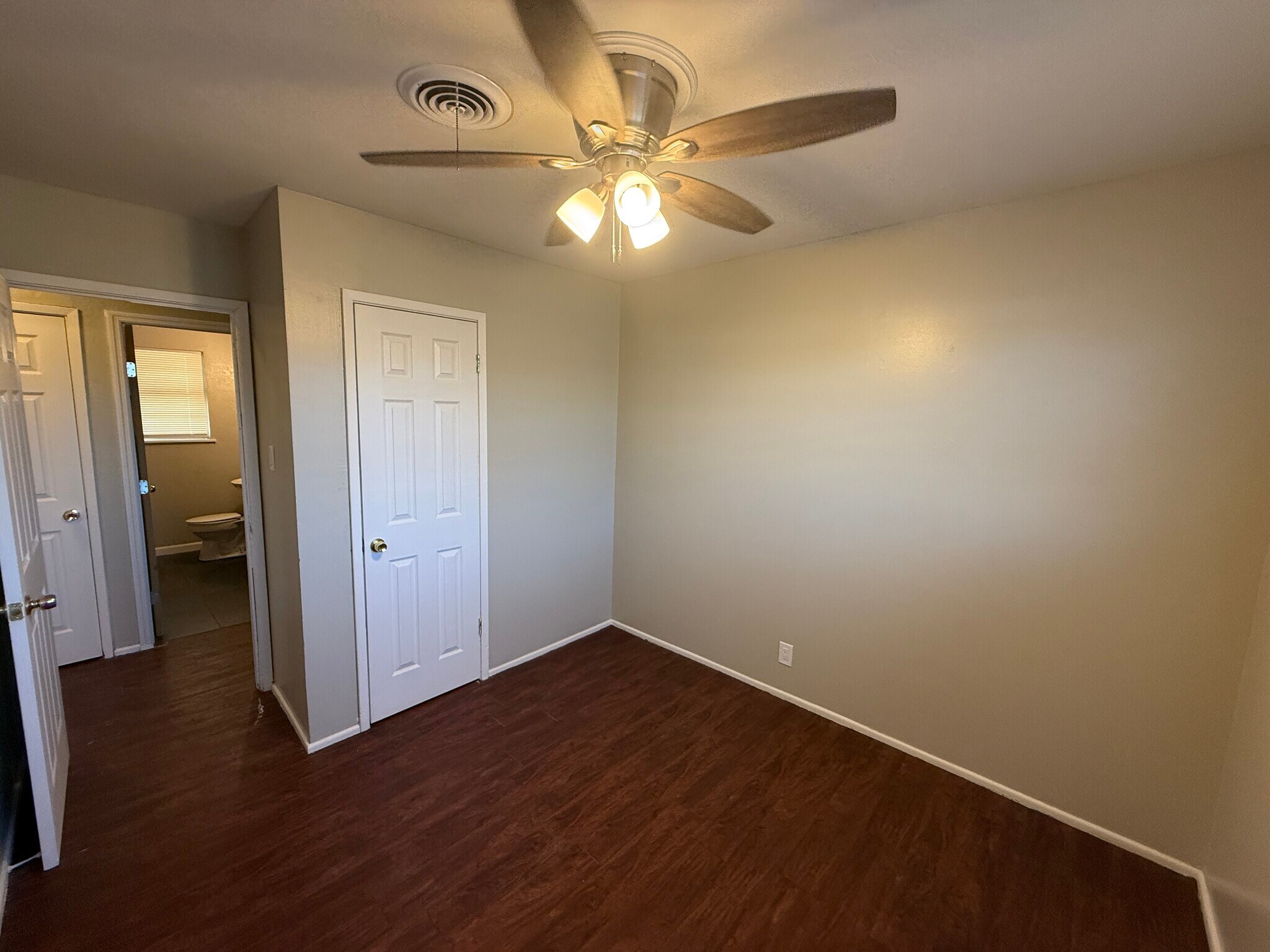 Building Photo - 1216 E Foster Ave